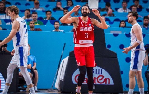 内线球星欧锦赛状态相当不错！魔术理应给他更高的战术地位？